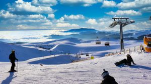 Turiști pe pârtie Sinaia, cota 2000