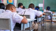 Elevi care susțin un examen