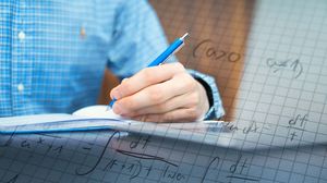 Elev care susține un examen