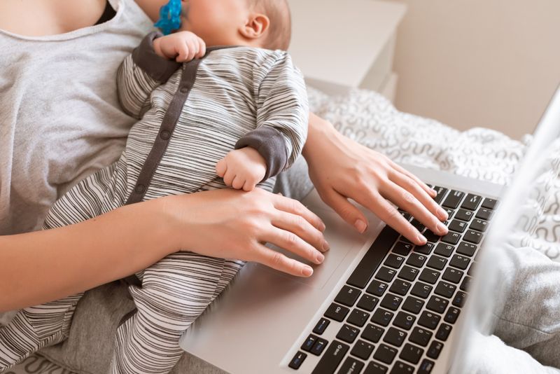 Mama și copilul, în timpul programului de lucru