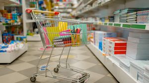 Cărucior cu rechizite, în supermarket