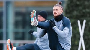 Radu Drăgușin a debutat pentru Tottenham în primul meci cu Manchester United.  radu dragusin tottenham