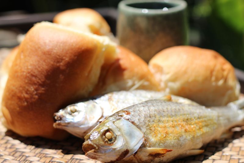 Pește, pâine. apă