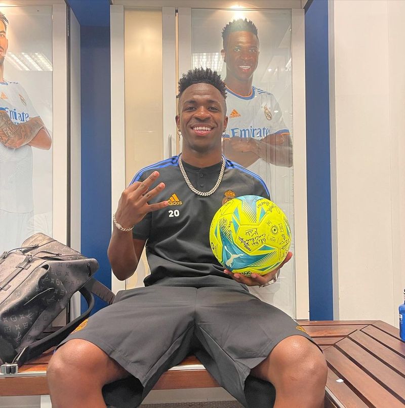 Vinicius în vestiarul celor de la Real Madrid Vinicius, fotbalist legitimat la Real Madrid