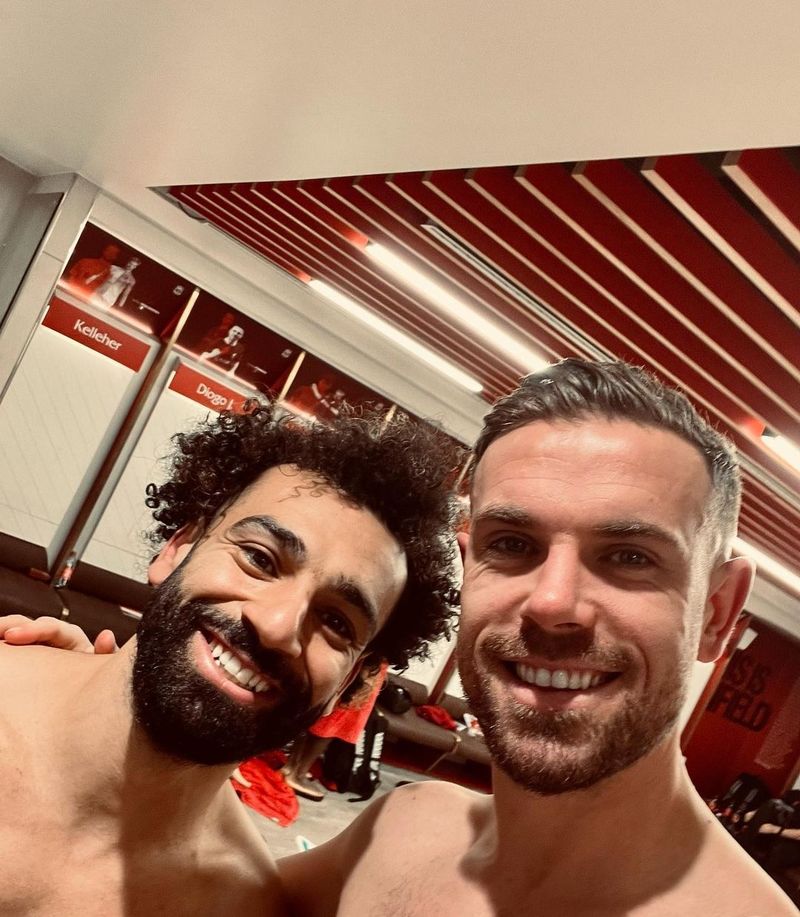 Jordan Henderson și Mohamed Salah în vestiarul celor de la Liverpool în perioada în care jucau împreună pentru echipa de pe Anfield Jordan Henderson și Mohamed Salah, foști coechipieri la Liverpool
