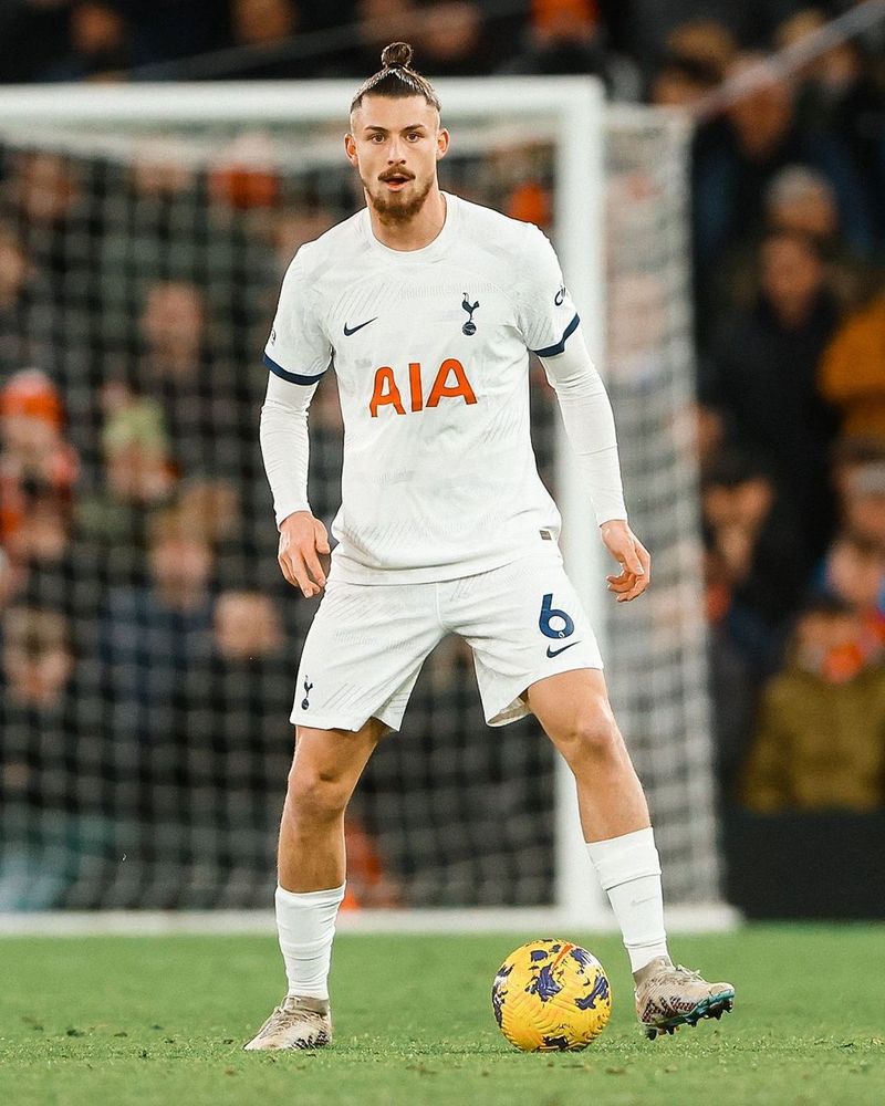 Radu Drăgușin a reușit să impresioneze deja la Tottenham și poate să fie văzut din ce în ce mai des în teren. radu dragusin tottenham