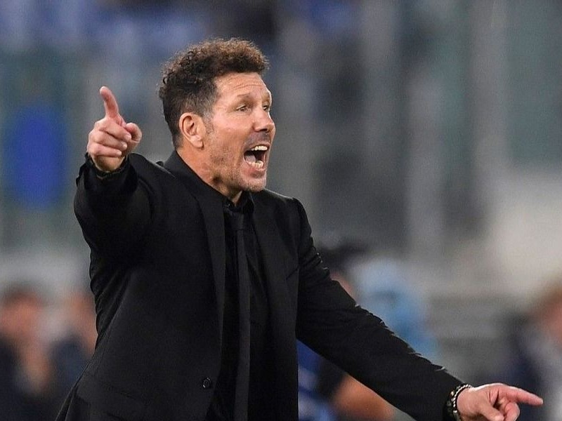 Diego Simeone dându-le indicații jucătorilor de la Atletico Madrid Diego Simeone, antrenorul celor de la Atletico Madrid