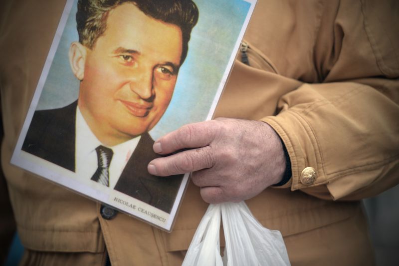 Poză Nicolae Ceaușescu, &icirc;n m&acirc;na unui pensionar