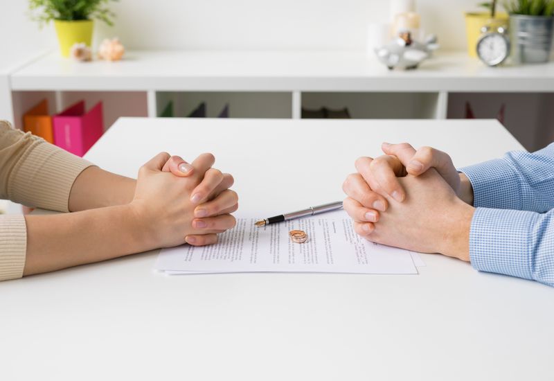 Soț și soție, semnarea actelor de divorț