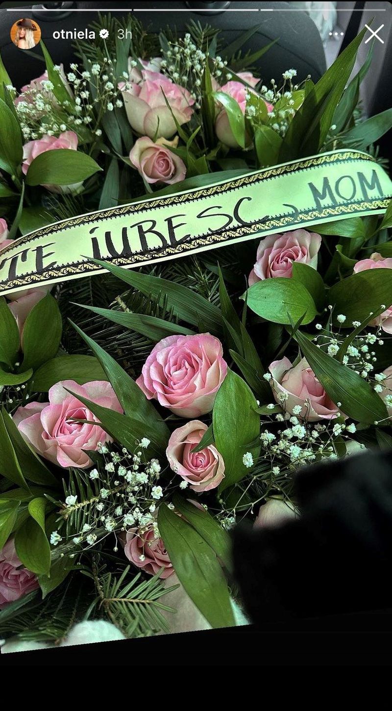 Imaginea publicată de Otniela pe internet coroană funerară
