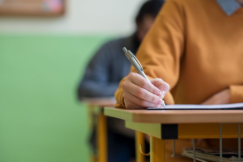 Elevi în sala de examen