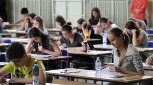 Elevi în sala de examen