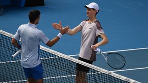 Jannik Sinner și Novak Djokovic, adversari în semifinalele de la Australian Open