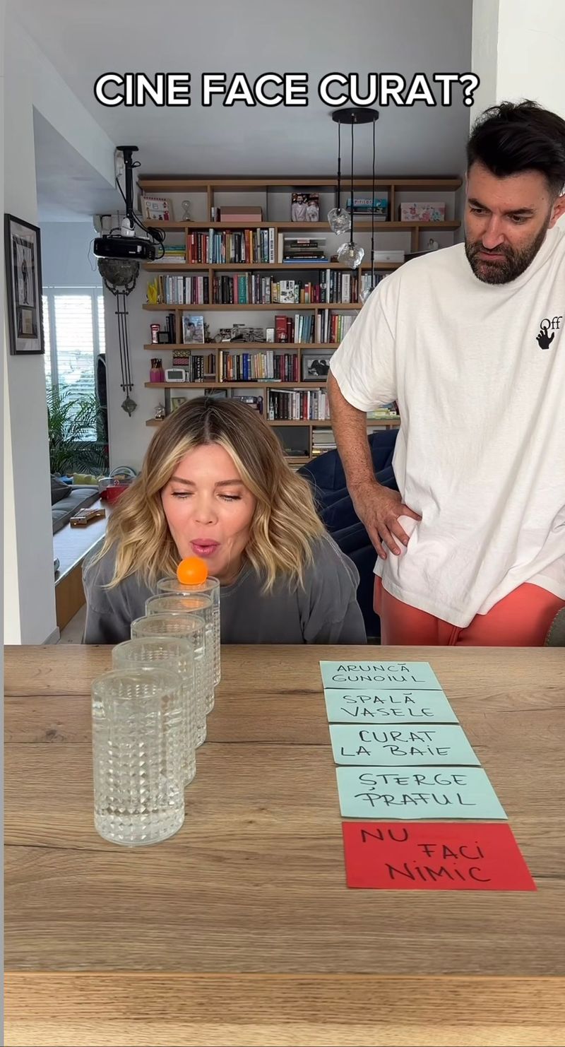 Smiley și Gina Pistol, joc amuzant