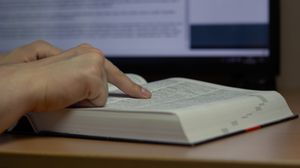 Tânăr, verifică un cuvânt în dicționar
