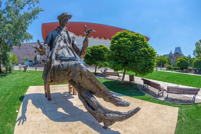 statuie ion luca caragiale 