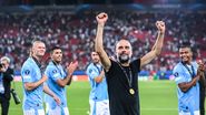 Pep Guardiola alături de câțiva jucători de la Manchester City