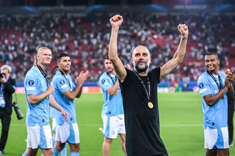 Pep Guardiola alături de câțiva jucători de la Manchester City