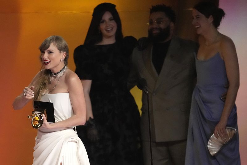 Taylor Swift, la gala premiilor Grammy 2024  taylor swift la grammy 2024