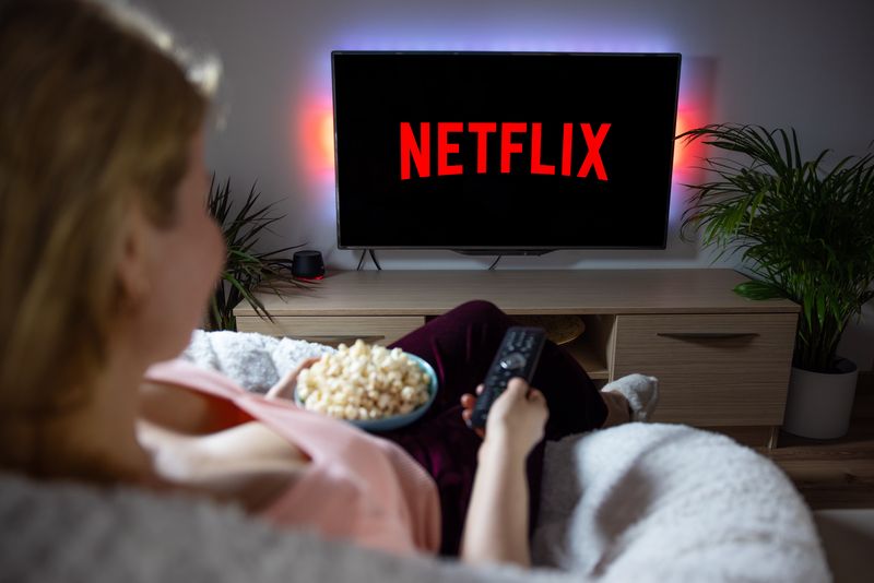 Tânără, vizionează Netflix