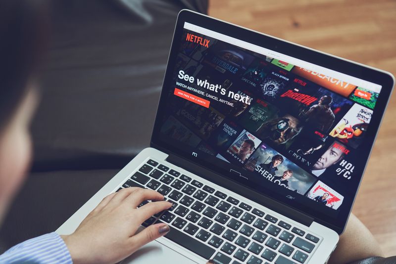 Tânără, vizionează Netflix