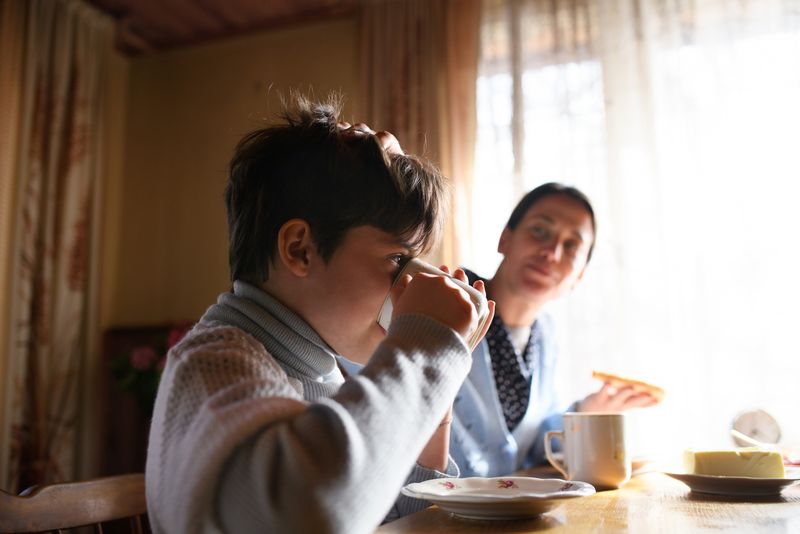 Mamă și fiu, la micul-dejun