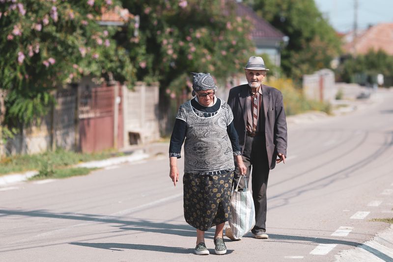 Pensionari pe stradă, se întorc de la cumpărături