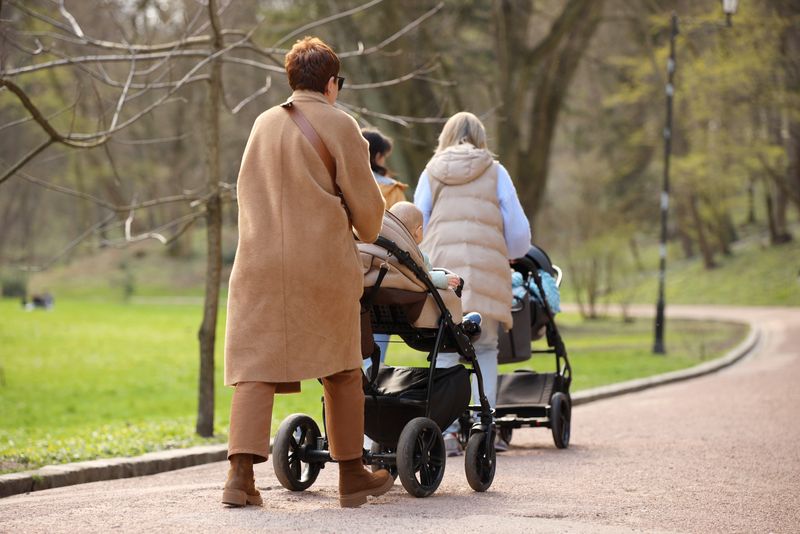 Părinți în parc, cu bebelușii în cărucior