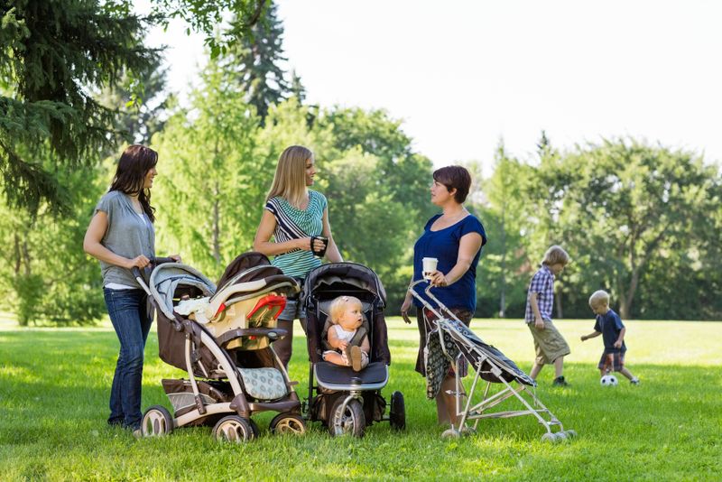 Mame cu copii, în parc