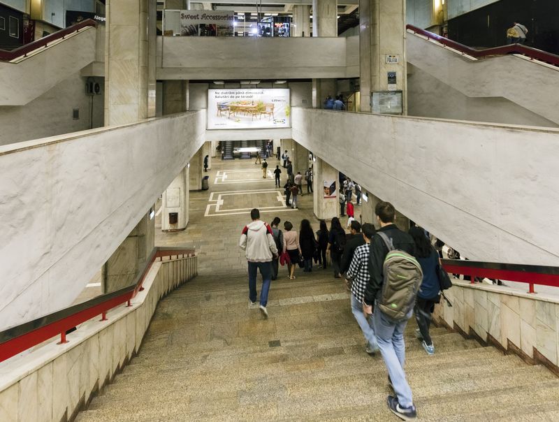 Stație de metrou, călători