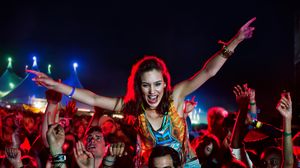 Tineri, participând la un concert în aer liber