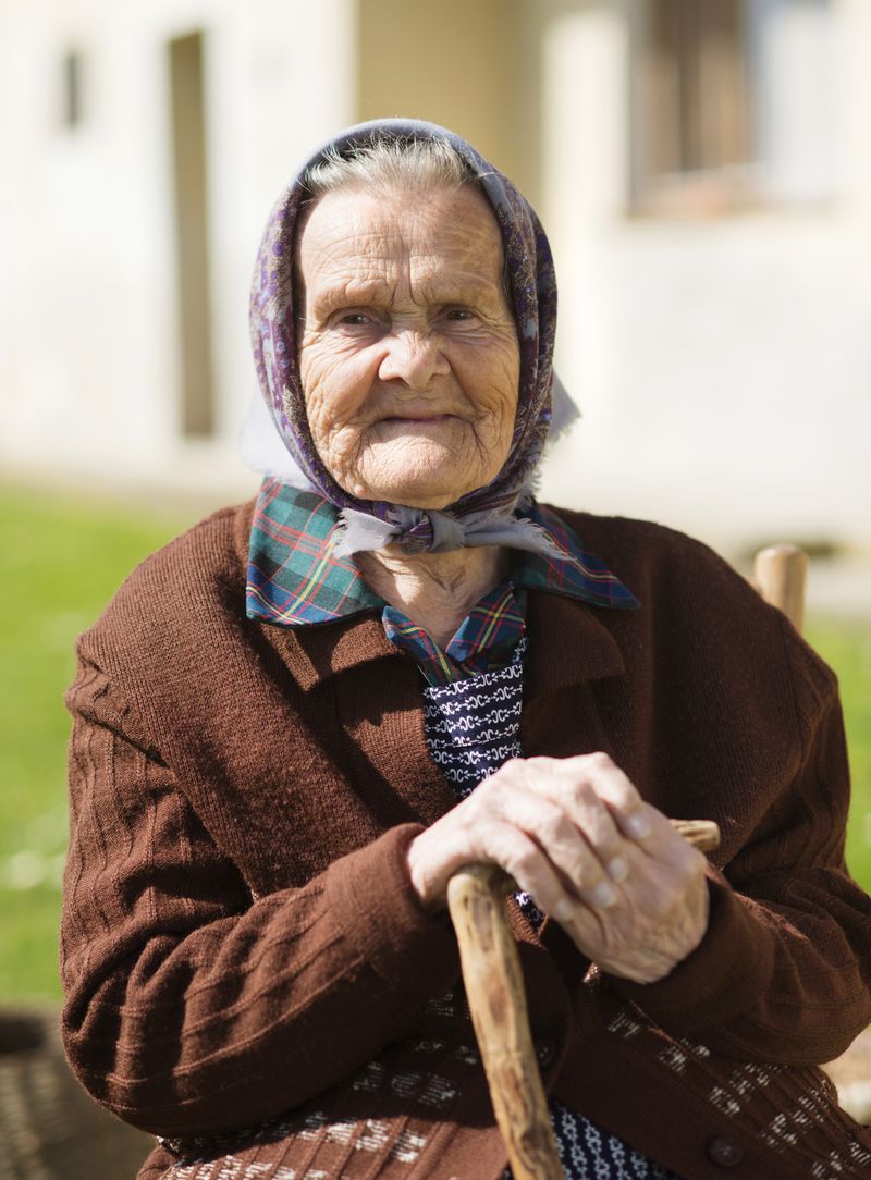 Pensionară, cu baston