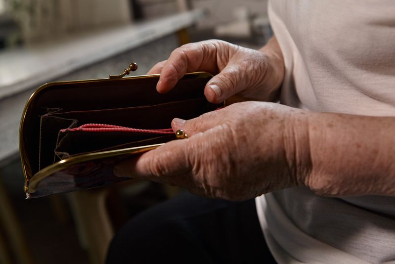 Pensionară, verifică un portofel