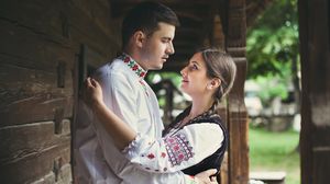 Tineri îndrăgostiți, în costume tradiționale
