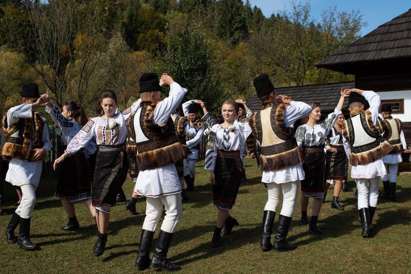 Tineri dansatori, în Bucovina Tineri dansatori, în Bucovina