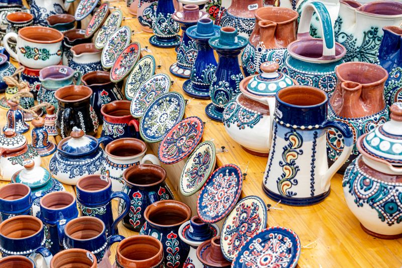 Obiecte din ceramică, la un târg din București