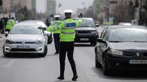 Polițiști, opresc mașini în trafic