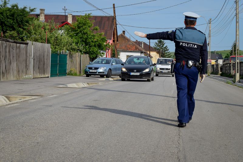 Polițist, oprește mașini în trafic