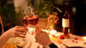 Îndrăgostiți, se bucură de o cină romantică la restaurant
