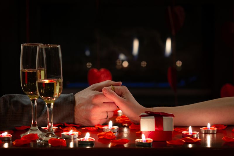 Îndrăgostiți, se bucură de o cină romantică la restaurant