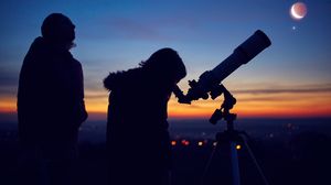Mamă și fiică, observând luna și stelele