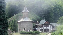 Cum se ajunge la mormântul părintelui Arsenie Boca. Se spune că sfântul îndeplinește cele mai arzătoare dorințe