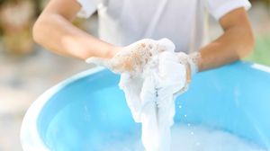 Imagine cu scop ilustrativ   haine spalate la mana, când nu se spala rufe in martie