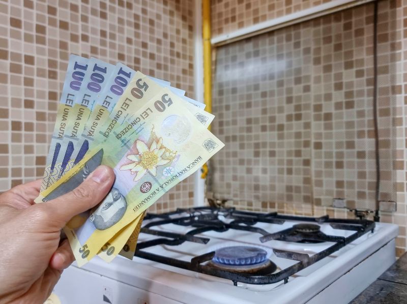 Bani, aragaz pornit pe fundal