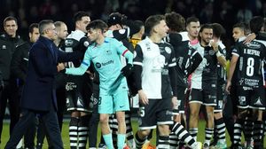 Jucătorii de la Barcelona la finalul meciului cu Unionistas din Cupa Spaniei  Jucătorii de la Barcelona și cei de la Unionistas