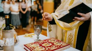 Preot, în timpul unei slujbe la biserică   skujbă biserica, briserica ortodoxă, preoti în biserica ortodoxă