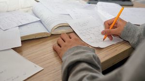 Elev, învață la matematică