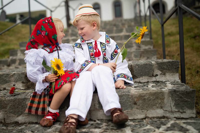 copii in costume populare, costum popolar romanesc, dragobete