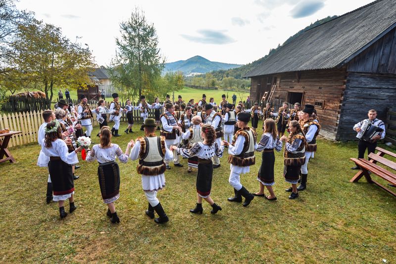 Tineri dansatori, în costume tradiționale