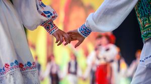 Tineri îndrăgostiți în costume tradiționale